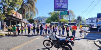 Bloquean avenida Ávila Camacho por retiro de espacios en primaria “Carlos A. Carrillo”.