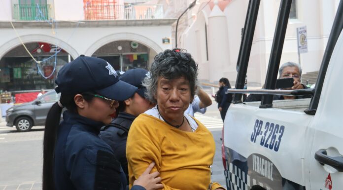 Mujer en situación de calle agrede a oficial de Tránsito en el centro de Xalapa.