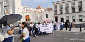 Estudiantes de la UPAV protestan en Xalapa por falta de maestros y adeudos a docentes..