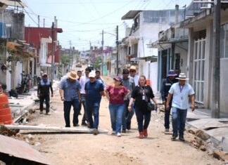 En tres colonias, Daniela Griego supervisó avances de obras en proceso.