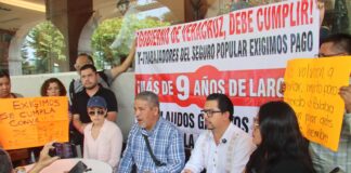 Extrabajadores del extinto Seguro Popular denuncian nueve años de incumplimiento en pago de laudos.