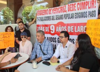 Extrabajadores del extinto Seguro Popular denuncian nueve años de incumplimiento en pago de laudos.