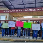 Tomaron oficinas de la SEV para exigir maestros en primaria de Altotonga.