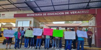 Tomaron oficinas de la SEV para exigir maestros en primaria de Altotonga.