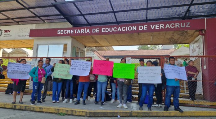 Tomaron oficinas de la SEV para exigir maestros en primaria de Altotonga.