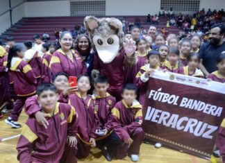Abandera SEV a delegación veracruzana que participará en competencias escolares