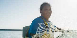 El 62% del procesamiento pesquero en América Latina lo hacen mujeres, pero son invisibles en el liderazgo.
