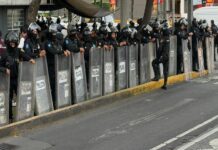 Con 200 policías, desalojan a familias de edificio en la Narvarte.