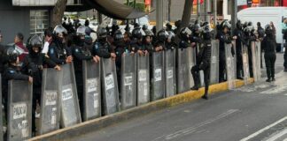 Con 200 policías, desalojan a familias de edificio en la Narvarte.