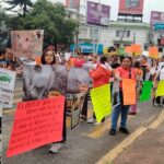 Rescatistas marchan en Xalapa para exigir sanciones por maltrato animal.