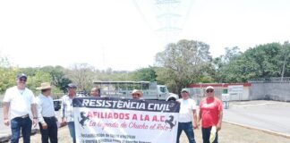 Con bloqueo exigen informe oficial sobre seguridad en Laguna Verde ante denuncias de posibles riesgos.