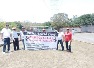 Con bloqueo exigen informe oficial sobre seguridad en Laguna Verde ante denuncias de posibles riesgos.