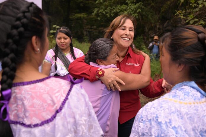 Rocio Nahle con mujeres indigenas