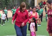 Rocío Nahle en una reta de futbol en la Altas Montañas de Veracruz