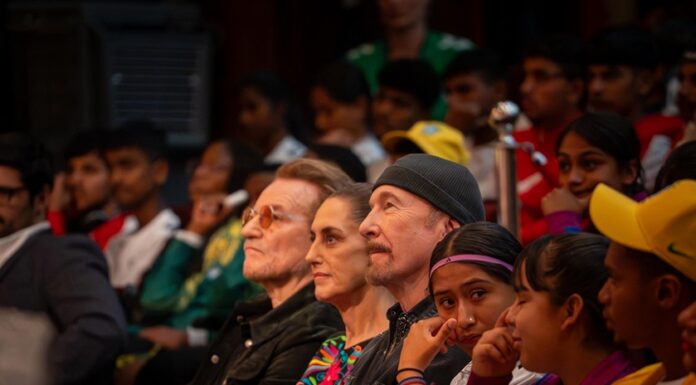 Claudia Sheinbaum encabezó encuentro con jóvenes de Street Child World Cup en el IMSS acompañada por integrantes de U2