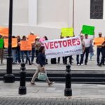 Vectores de Cosamaloapan denuncian condicionamiento laboral; les piden renunciar a antigüedad para ser recontratados.