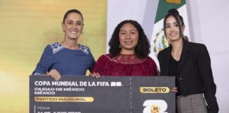 De las montañas de Zongolica al Mundial 2026: Yolett, joven indígena veracruzana recibe de Sheinbaum boleto para inauguración del Mundial