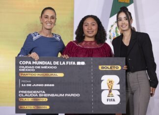 De las montañas de Zongolica al Mundial 2026: Yolett, joven indígena veracruzana recibe de Sheinbaum boleto para inauguración del Mundial