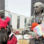 «Caring Men», la intervención de estatuas masculinas que visibiliza tareas de cuidado