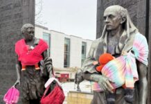 «Caring Men», la intervención de estatuas masculinas que visibiliza tareas de cuidado