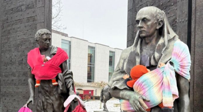 «Caring Men», la intervención de estatuas masculinas que visibiliza tareas de cuidado