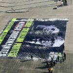 Colectivo Mexicanos al Grito de Paz denuncian represión al desplegar una manta en el zócalo