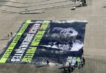 Colectivo Mexicanos al Grito de Paz denuncian represión al desplegar una manta en el zócalo