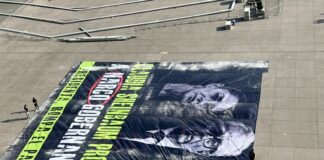 Colectivo Mexicanos al Grito de Paz denuncian represión al desplegar una manta en el zócalo