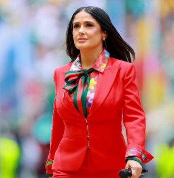 La veracruzana Salma Hayek roba cámara en el mundial