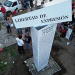 Instalan antimonumento “Aquí nadie olvida”, en la esquina de la información