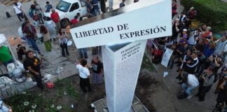 Instalan antimonumento “Aquí nadie olvida”, en la esquina de la información