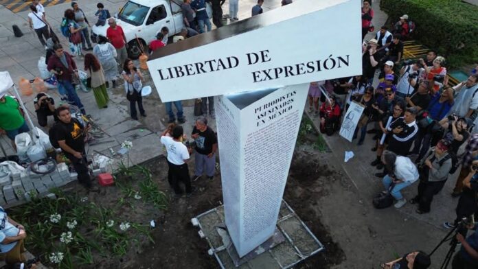Antimonumento en esquina de la informacion Foto Espacio OSC-CIMAC
