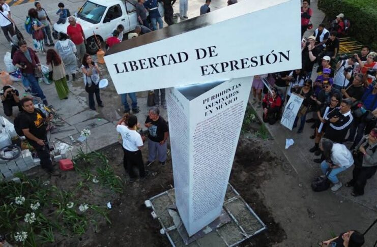 Instalan antimonumento “Aquí nadie olvida”, en la esquina de la información