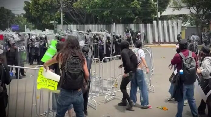 Buscadoras, maestros y reclamos sociales, la otra cara del Mundial en CDMX