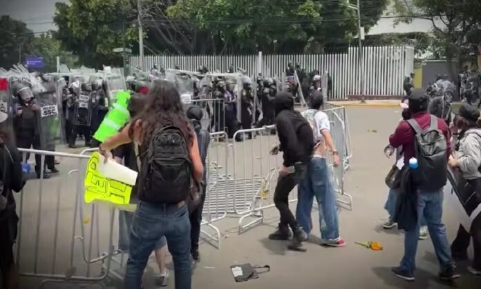 Bloque negro contra policia
