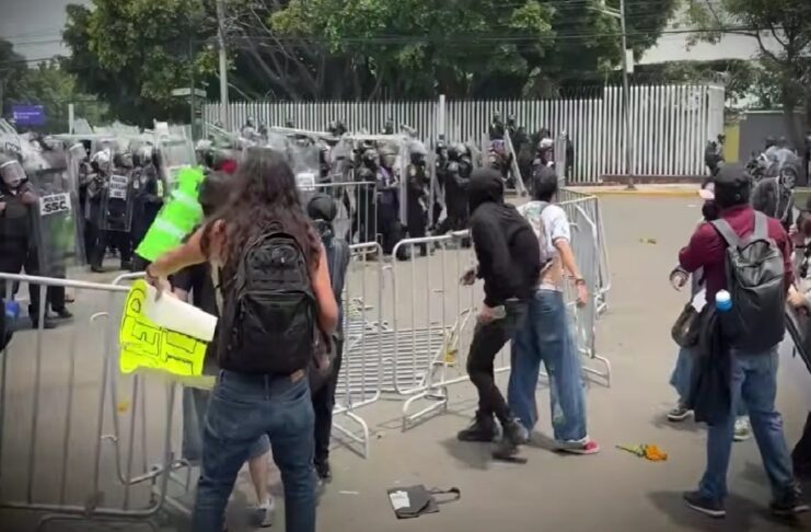 Buscadoras, maestros y reclamos sociales, la otra cara del Mundial en CDMX