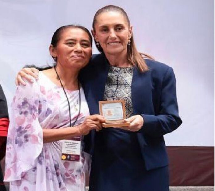 Candelaria Pérez Santiago recibe medalla manuel altamirano de Sheinbaum