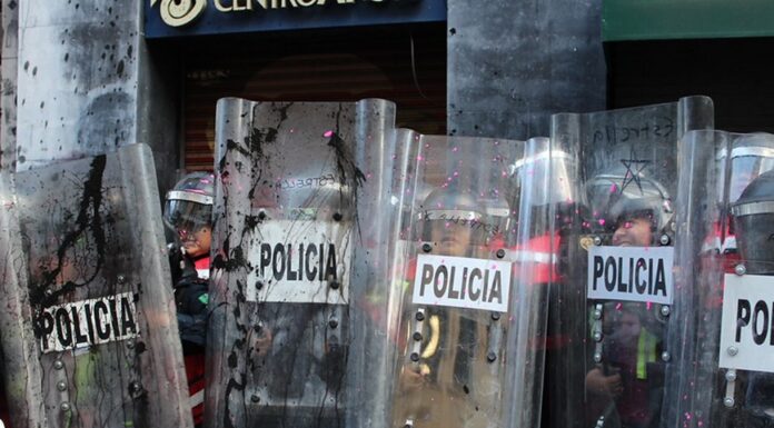 Registran agresiones contra jóvenes, defensoras y periodistas, en Mundial. Policías, los atacantes
