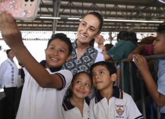 En Minatitlán, Veracruz, presidenta Sheinbaum entrega tarjetas de Beca Rita Cetina a estudiantes de primarias públicas