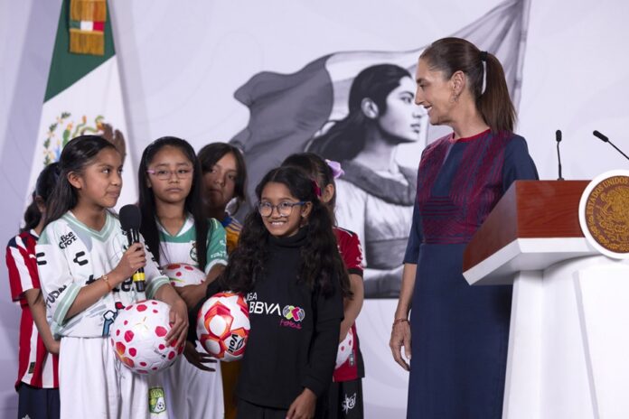 Claudia Sheinbaum con Niñas futbolistas