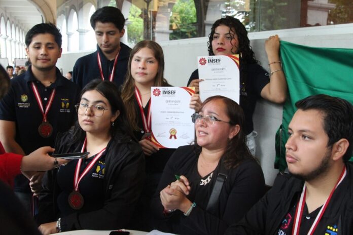 Estudiantes ganan medallas de ciencia en Turquia