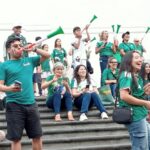 Aficionados celebran en Plaza Lerdo triunfo de México sobre Sudáfrica en arranque del Mundial.