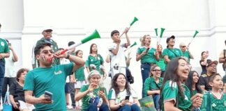 Aficionados celebran en Plaza Lerdo triunfo de México sobre Sudáfrica en arranque del Mundial.