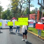 Docentes del SIMVE protestan en Xalapa por despidos injustificados en visita presidencial.