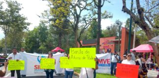 Docentes del SIMVE protestan en Xalapa por despidos injustificados en visita presidencial.