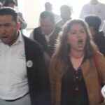 Líder del SIMVE protesta en las puertas del Palacio de Gobierno.