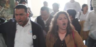 Líder del SIMVE protesta en las puertas del Palacio de Gobierno.