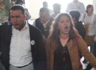 Líder del SIMVE protesta en las puertas del Palacio de Gobierno.
