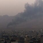 Israel responde atacando sitios militares en Irán.