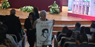 Colectivos de familiares de desaparecidos irrumpen presentación del Micrositio de personas identificadas y exigen diálogo con la Fiscalía.